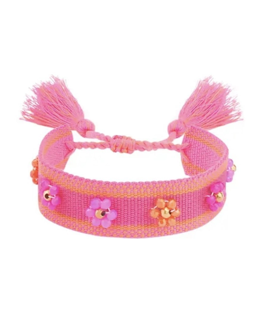 Stoffen-armband-met-bloemen-roze