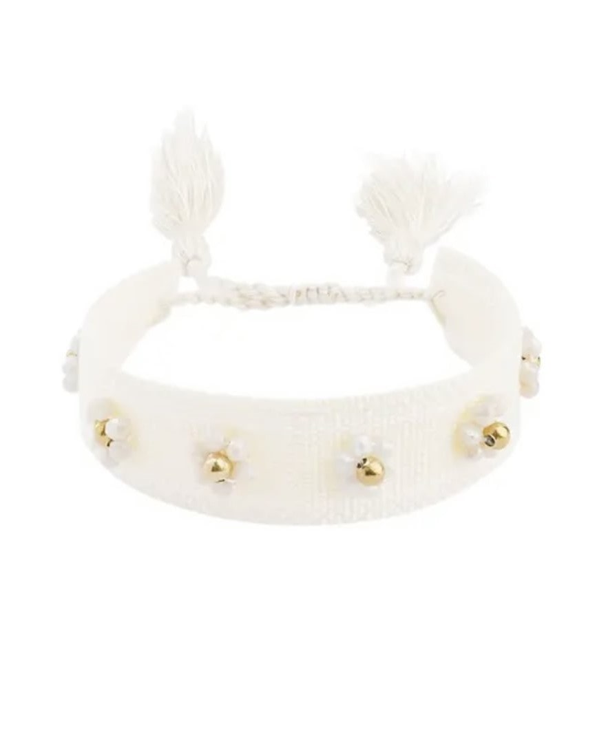 Stoffen-armband-met-bloemen-wit